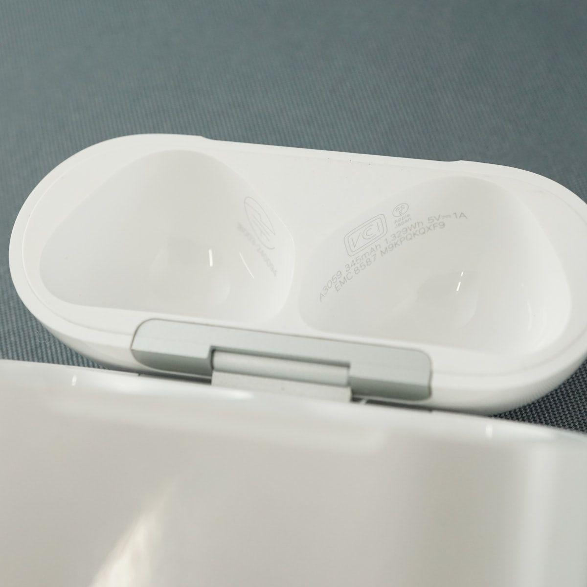 Apple AirPods 4 充電ケースのみ USED美品 ノイズキャンセリング搭載