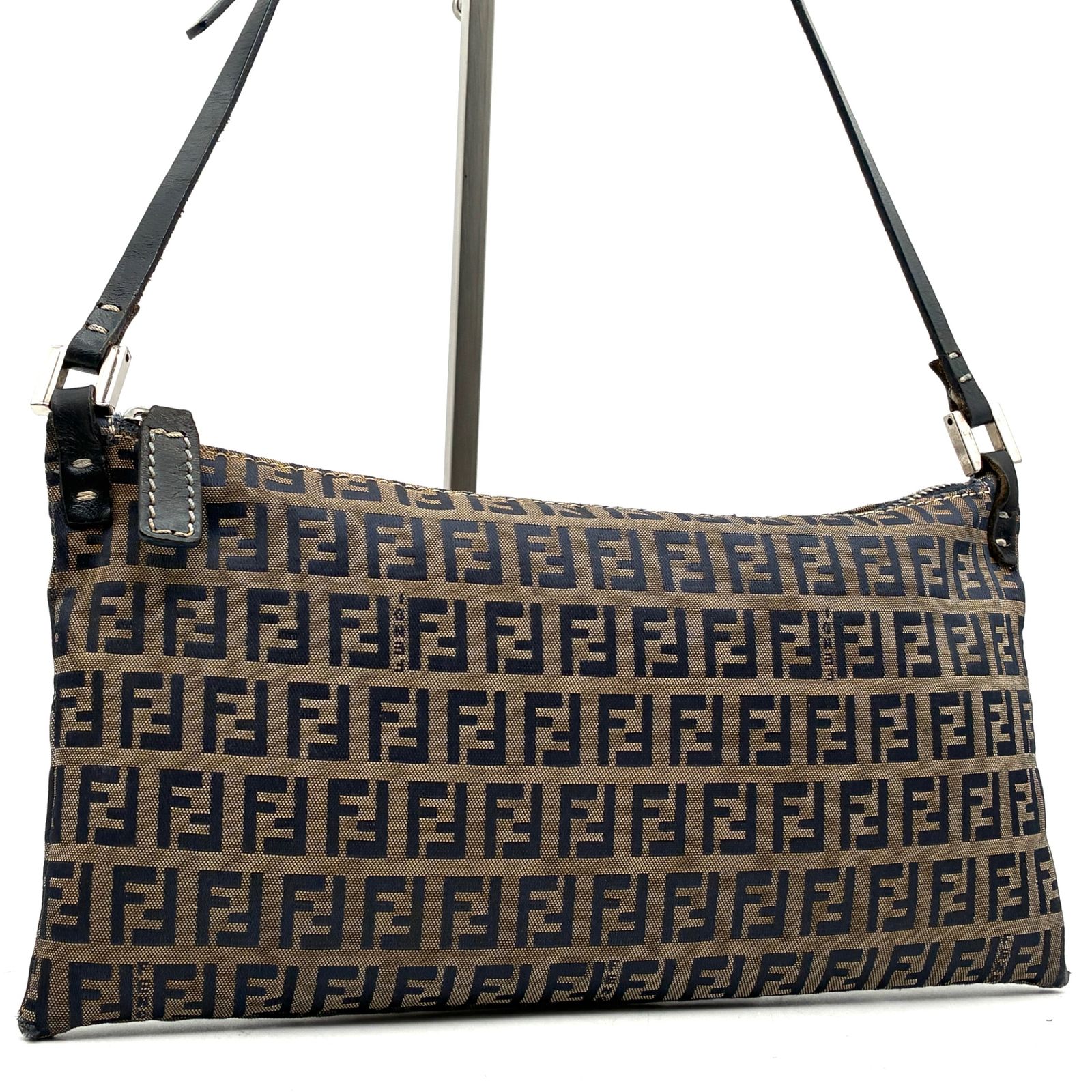 フェンディ FENDI アクセサリーポーチ ハンドバッグ ワンショルダーバッグ ズッキーノ FFロゴ ブラウン キャンバス レザー 肩掛け ボーナス 夏休み 夏コーデ ご褒美 旅行 帰省 サマーギフト プレゼント