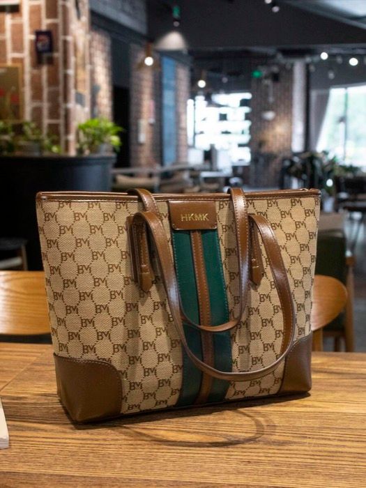 バッグ レディース トートバッグ 大容量 レディース トートバッグ、ファッショナブルなハンドバッグ、 多用途ショルダーバッグ、レトロカジュアルスタイル、2025年新作パッチワークレザーバッグ