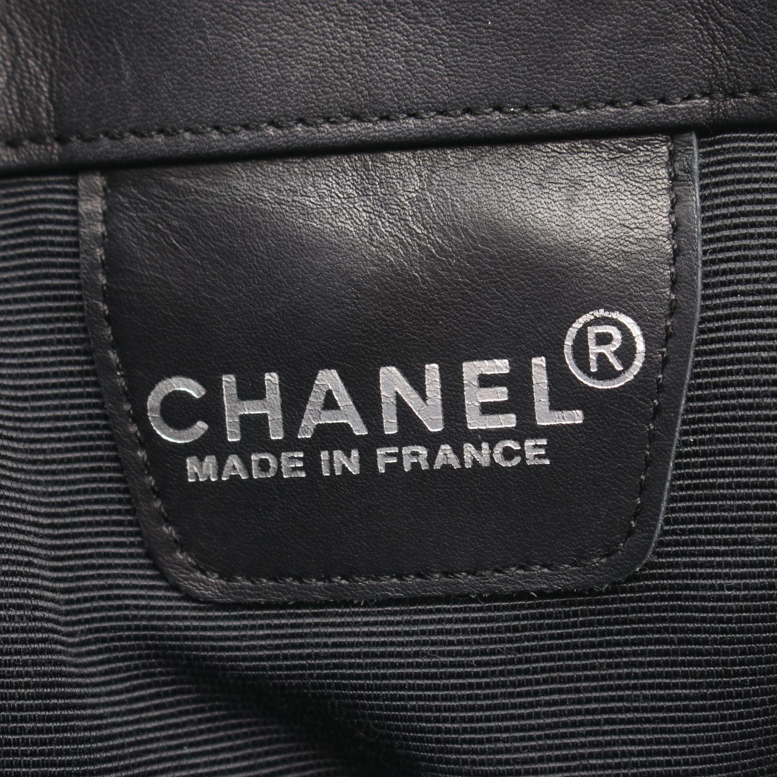 シャネル CHANEL ショルダーバッグ 型押しロゴ ブラック ラムスキン 
