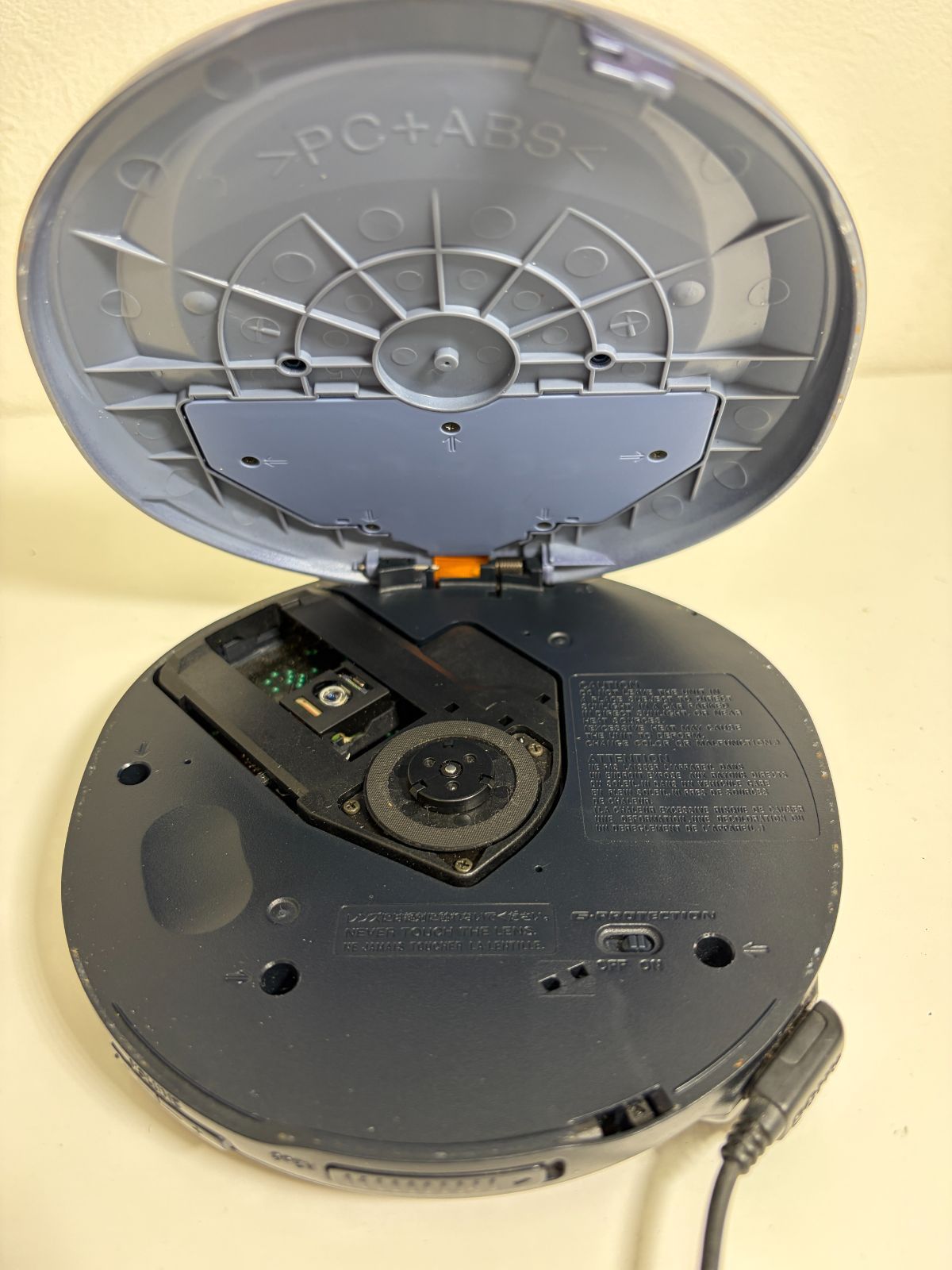 ジャンク品 SONY CD WALKMAN D-E666 本体 ポータブルCDプレーヤー