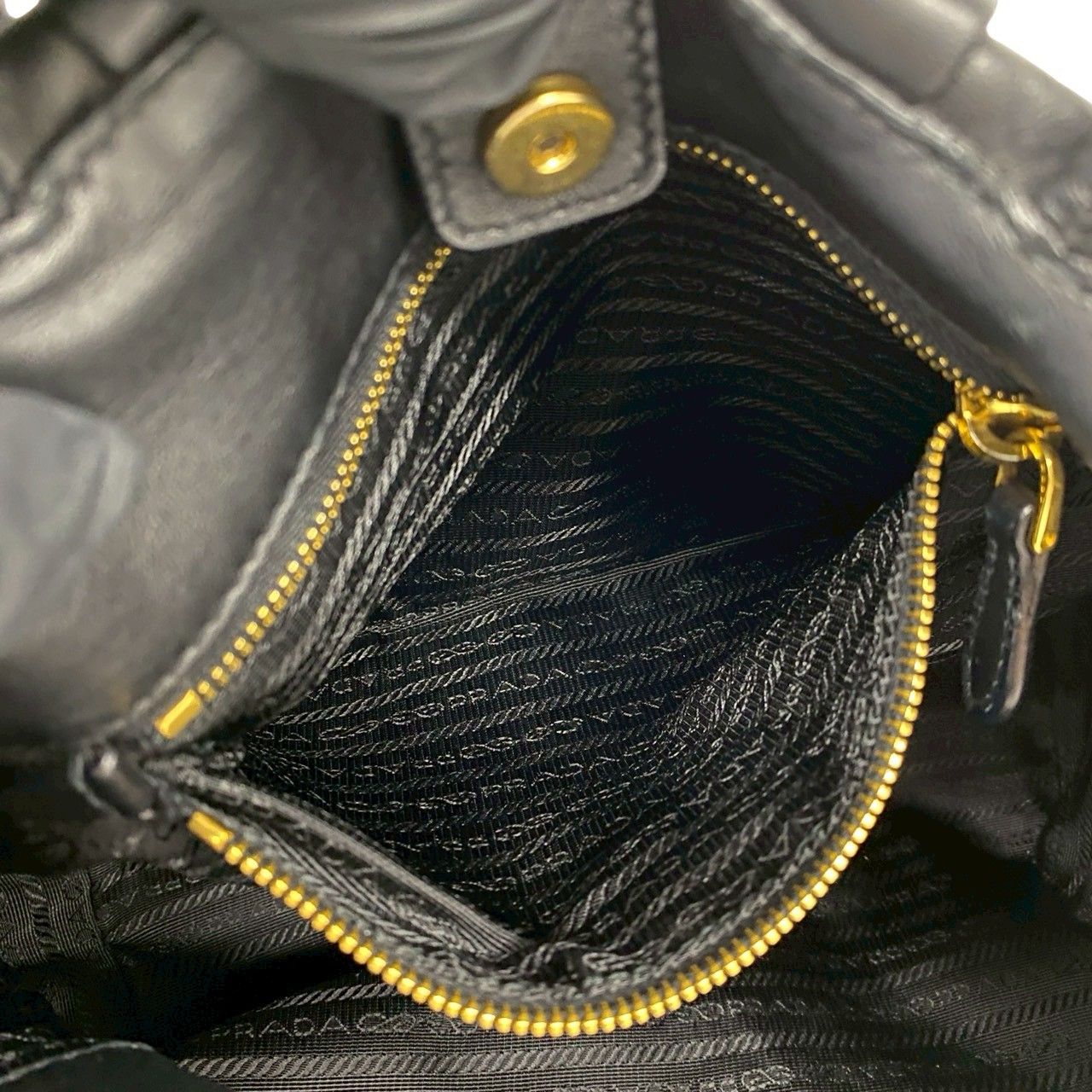 極 美品 PRADA プラダ ロゴ 金具 リボン モチーフ レザー 本革