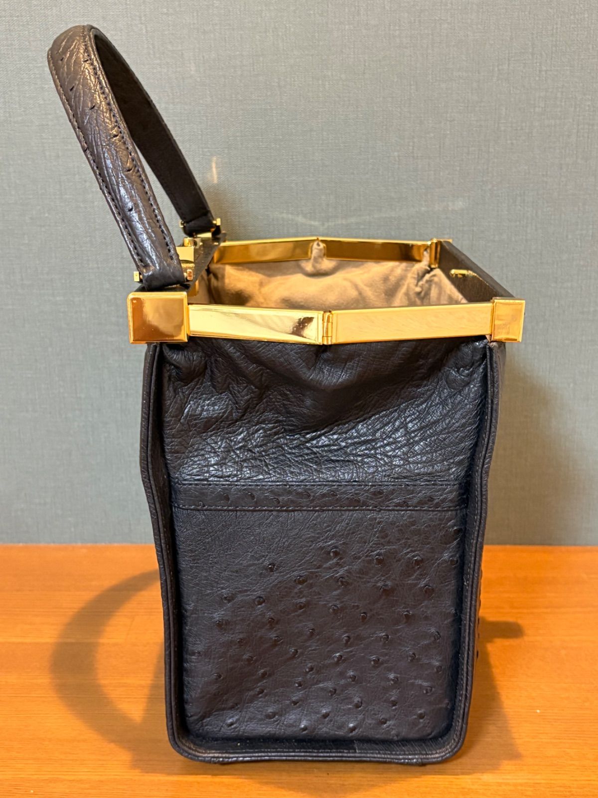 美品【オーストリッチ本革】ビジネスバッグ　ゴールド金具　ブラック オーストリッチ レザー 本革 ブラック ゴールド金具 ハンドバッグ