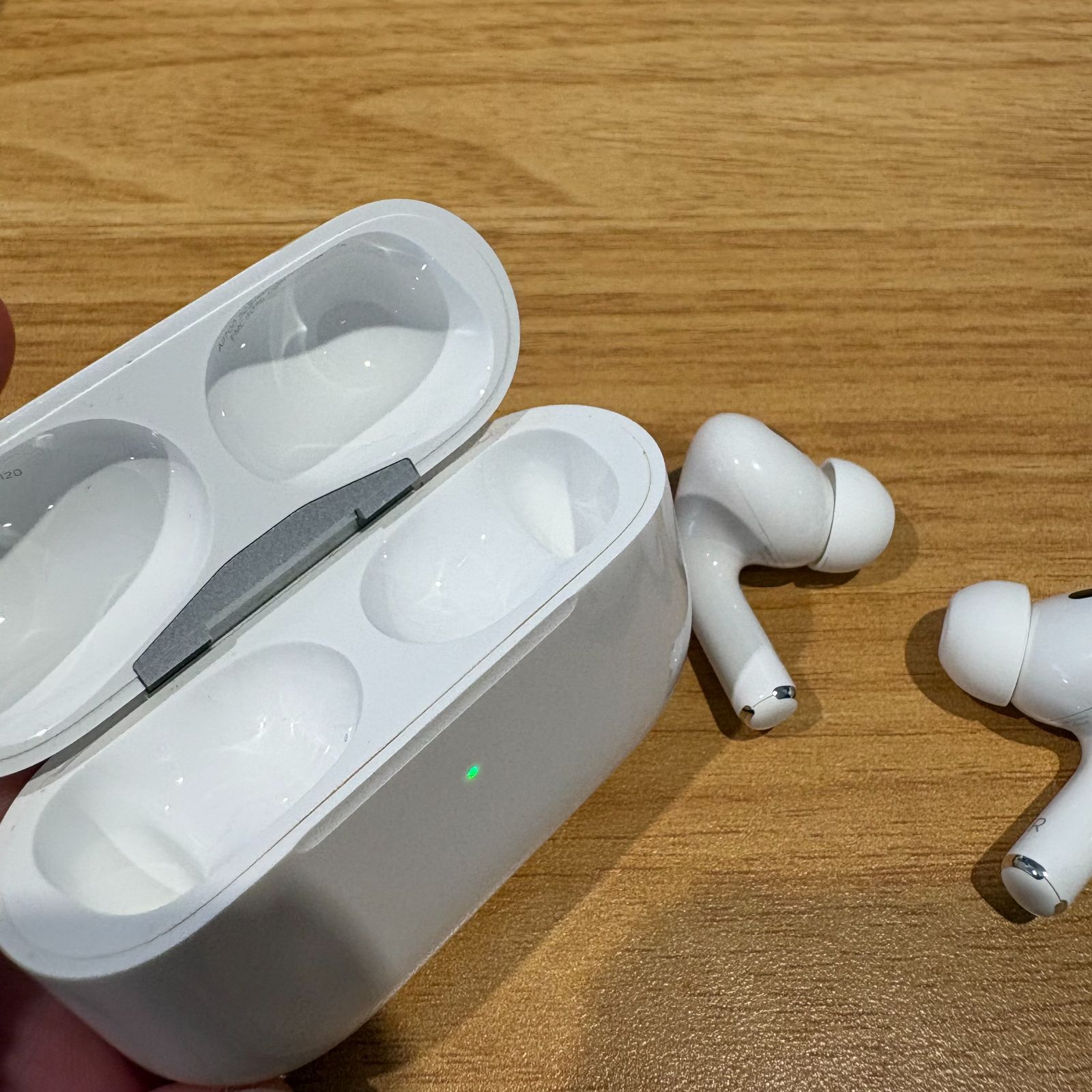正規品】AirPods Pro 第2世代（充電ケーブルなし） - メルカリ