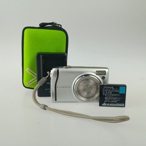 Fujifilm FinePix F40-fdコンパクトデジタルカメラ カメラ FUJIFILM FinePix F40 fd シルバー