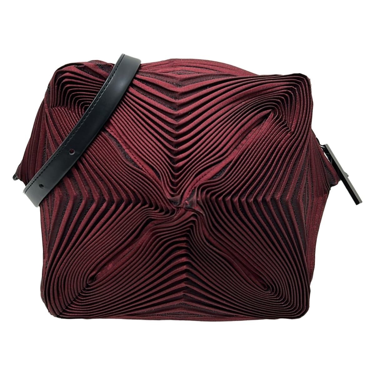 ISSEYMIYAKE(イッセイミヤケ) ショルダーバッグ - ボルドー