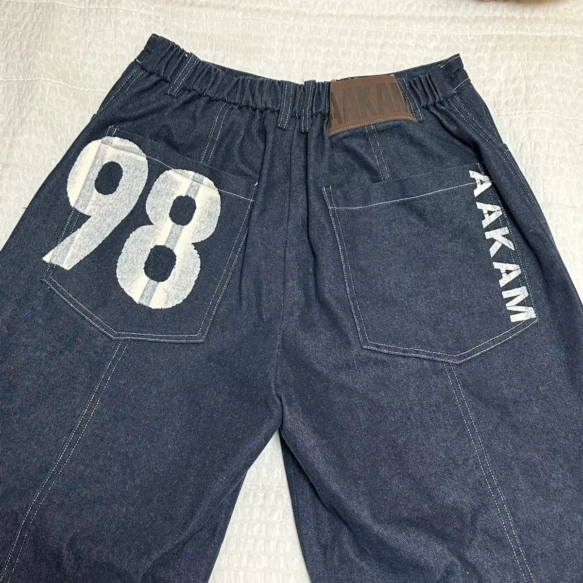 アカム デニムパンツ