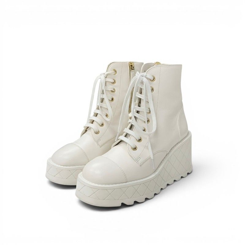 シャネル CHANEL ブーツ ショートブーツ 靴 シューズ ラムスキンレザー ホワイト 白 ゴールド ココマーク ロゴ ウェッジソール レースアップ