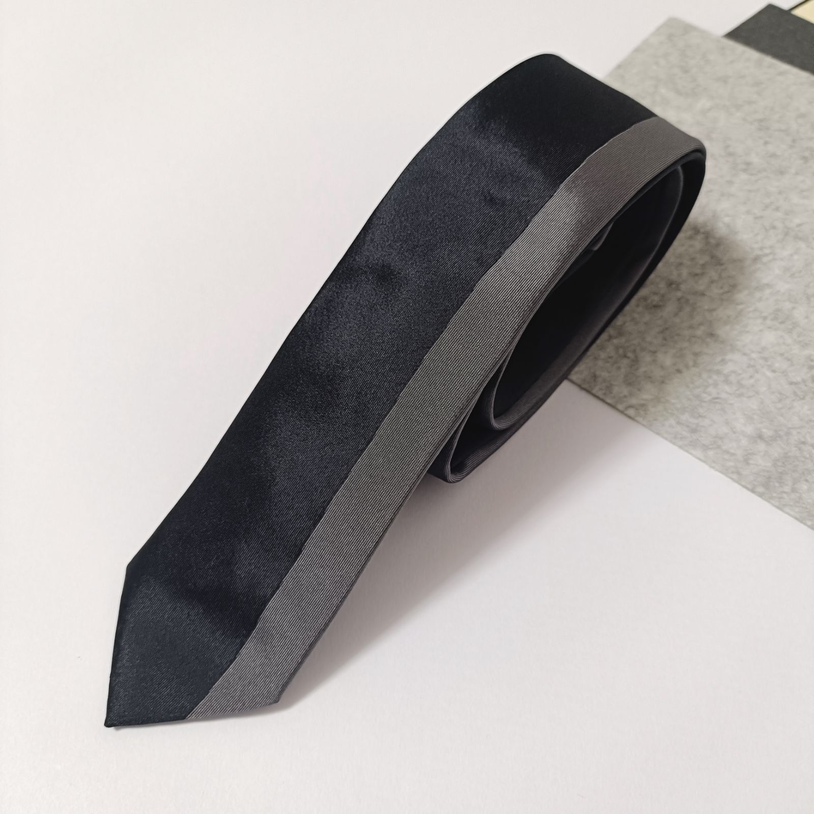 HUGO BOSS ヒューゴボス ネクタイ ナロータイ アシンメトリーデザイン シルク ブラック×グレー イタリア製 未使用美品