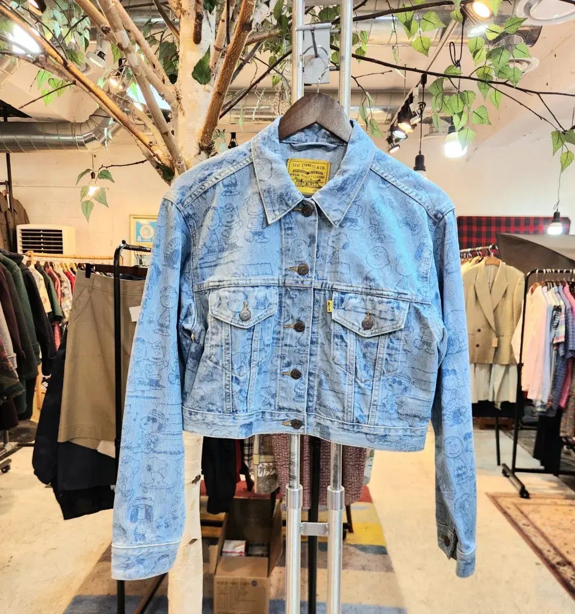 リーバイス® ピ—ナッツ コラボ スヌ—ピ— クロップドデニムジャケット