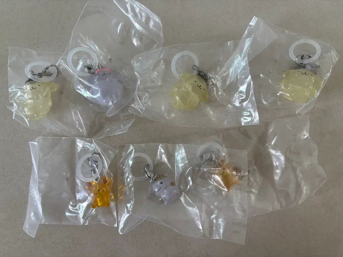 伝統的弦楽器 赤色(骨董品、800年歴史あるアンティーク）