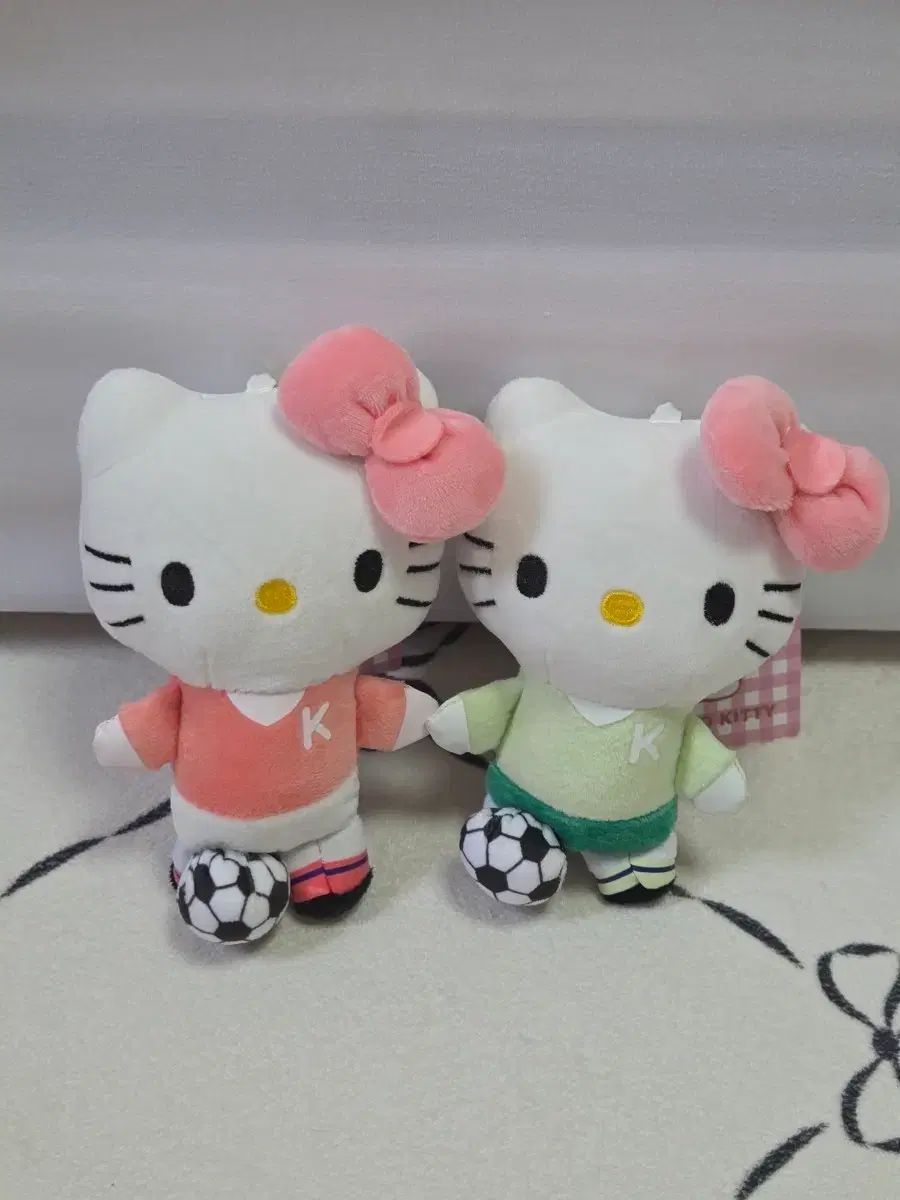 ハローキティ サッカー ぬいぐるみ ピンク/ミント - メルカリ