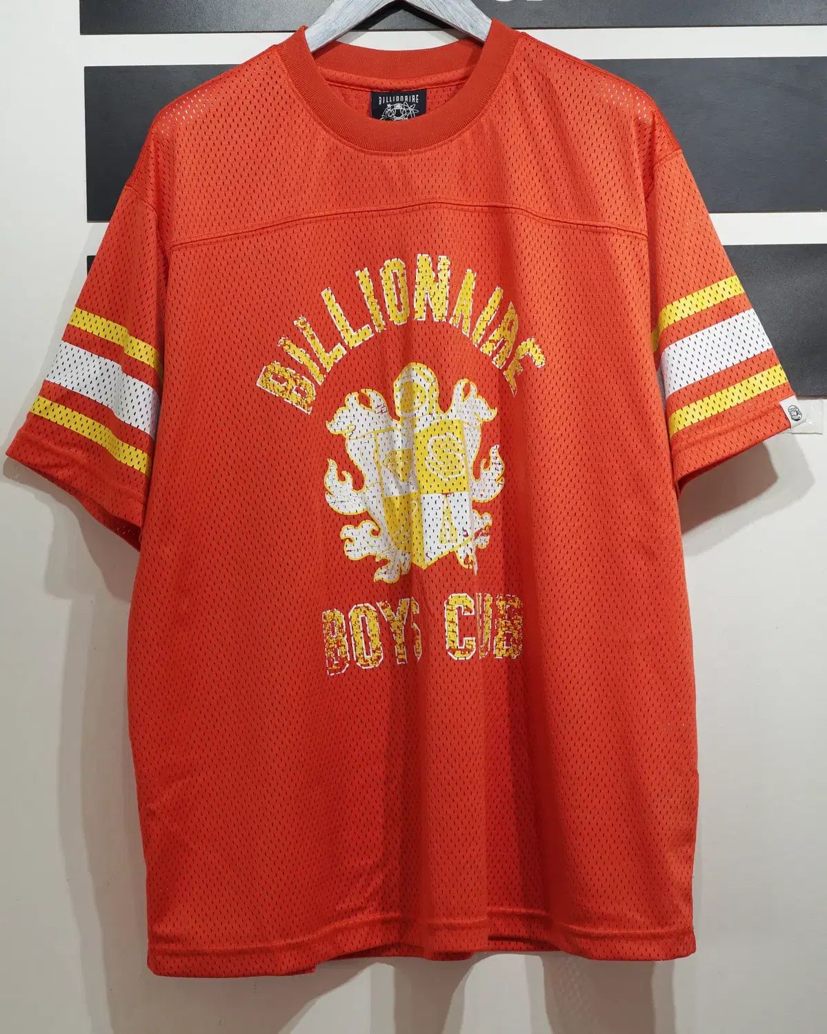 ビリネア BOYS PLANET(ボイプラ) クレスト クラブ 24SS クレスト ロゴ Tシャツ