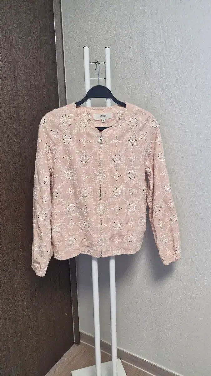 アッテ(Athe)バネッサブルノ(56)刺繍リネンジップアップジャケット インディーピンク