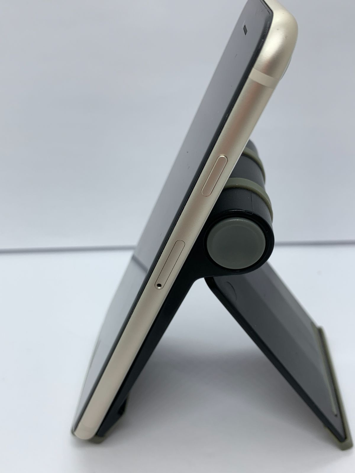中古・バッテリー劣化・画面キズ有・フレームキズ有】iPhone SE(2022