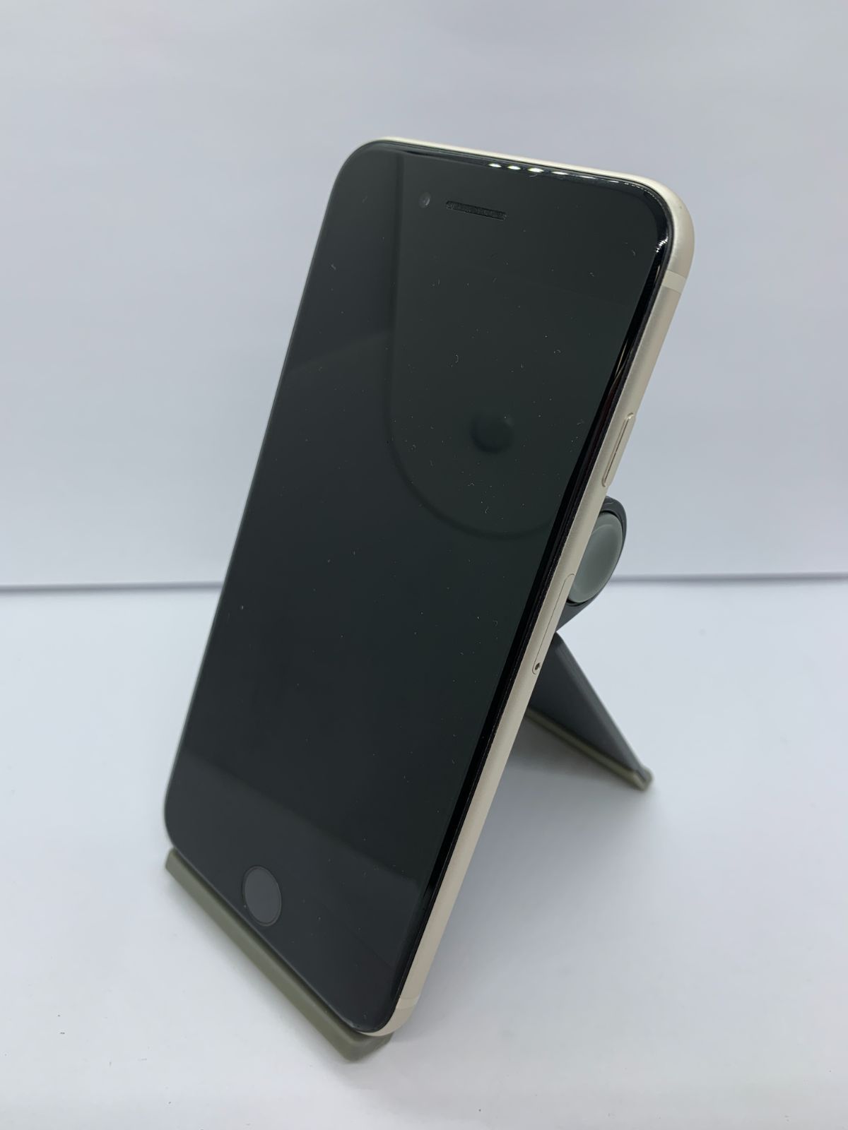 中古・バッテリー劣化・画面キズ有・フレームキズ有】iPhone SE(2022