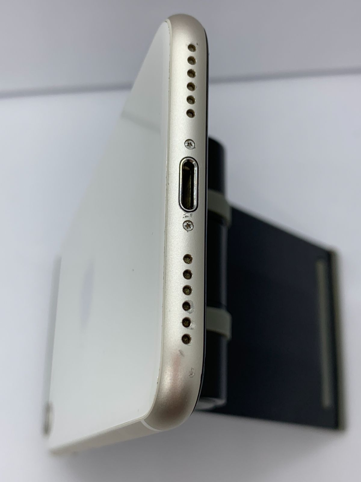 中古・バッテリー劣化・画面キズ有・フレームキズ有】iPhone SE(2022