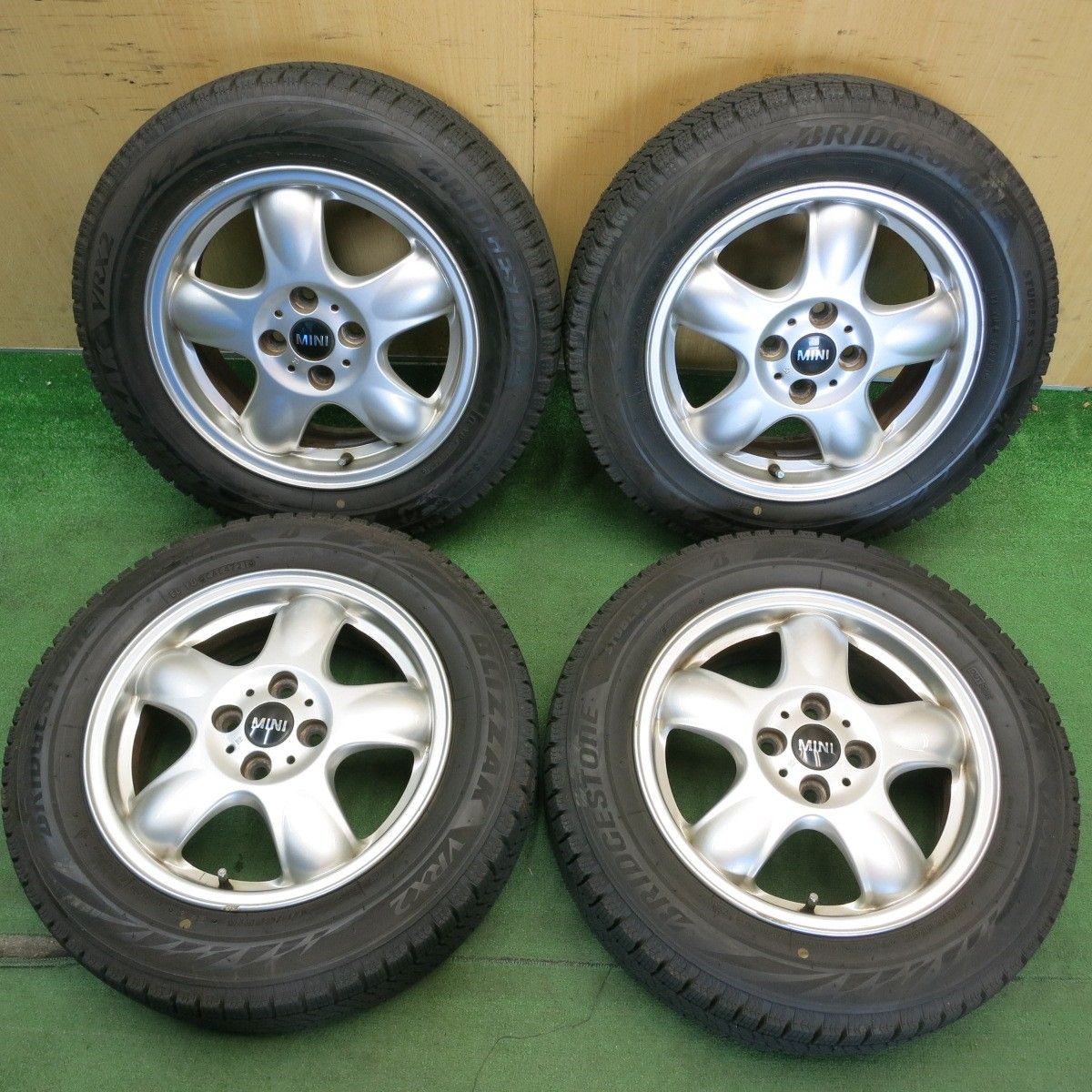 バリ溝！9.5分★MINI R55 R56 ミニ クーパー 純正 175/65R15 スタッドレス ブリヂストン ブリザック VRX2 15インチ PCD100/4H★6060404HAス