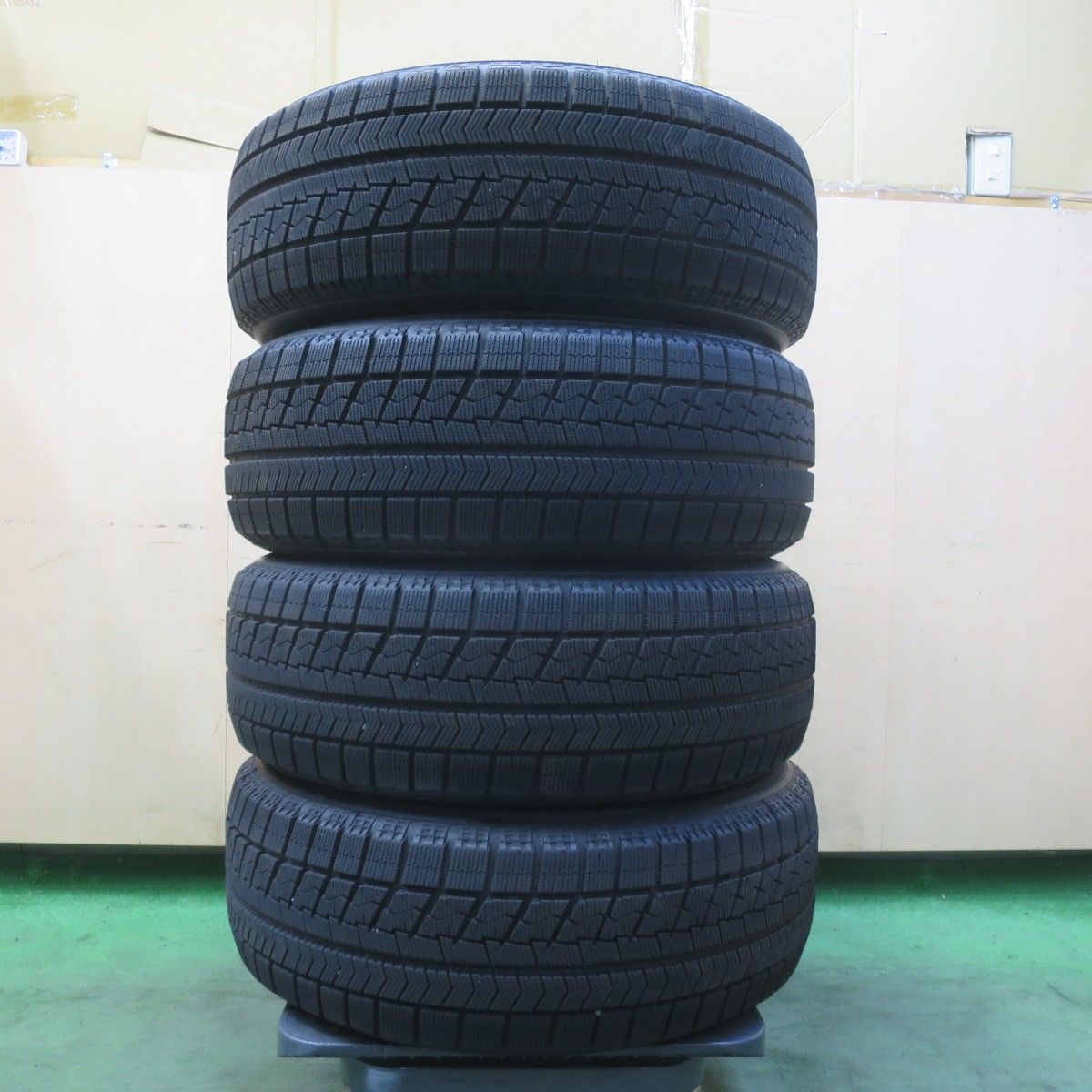 バリ溝！9.5分★スタッドレス 215/60R16 ブリヂストン ブリザック VRX タイヤ 16インチ ヴェゼル フォレスター CX-3 オデッセイ 等★6060401イスタ