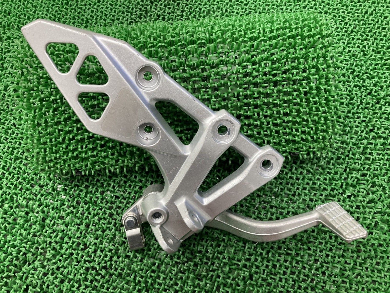 GSX-8R ステップホルダー 右 25L スズキ 純正 中古 EM1AA メイン ブレーキペダル hV