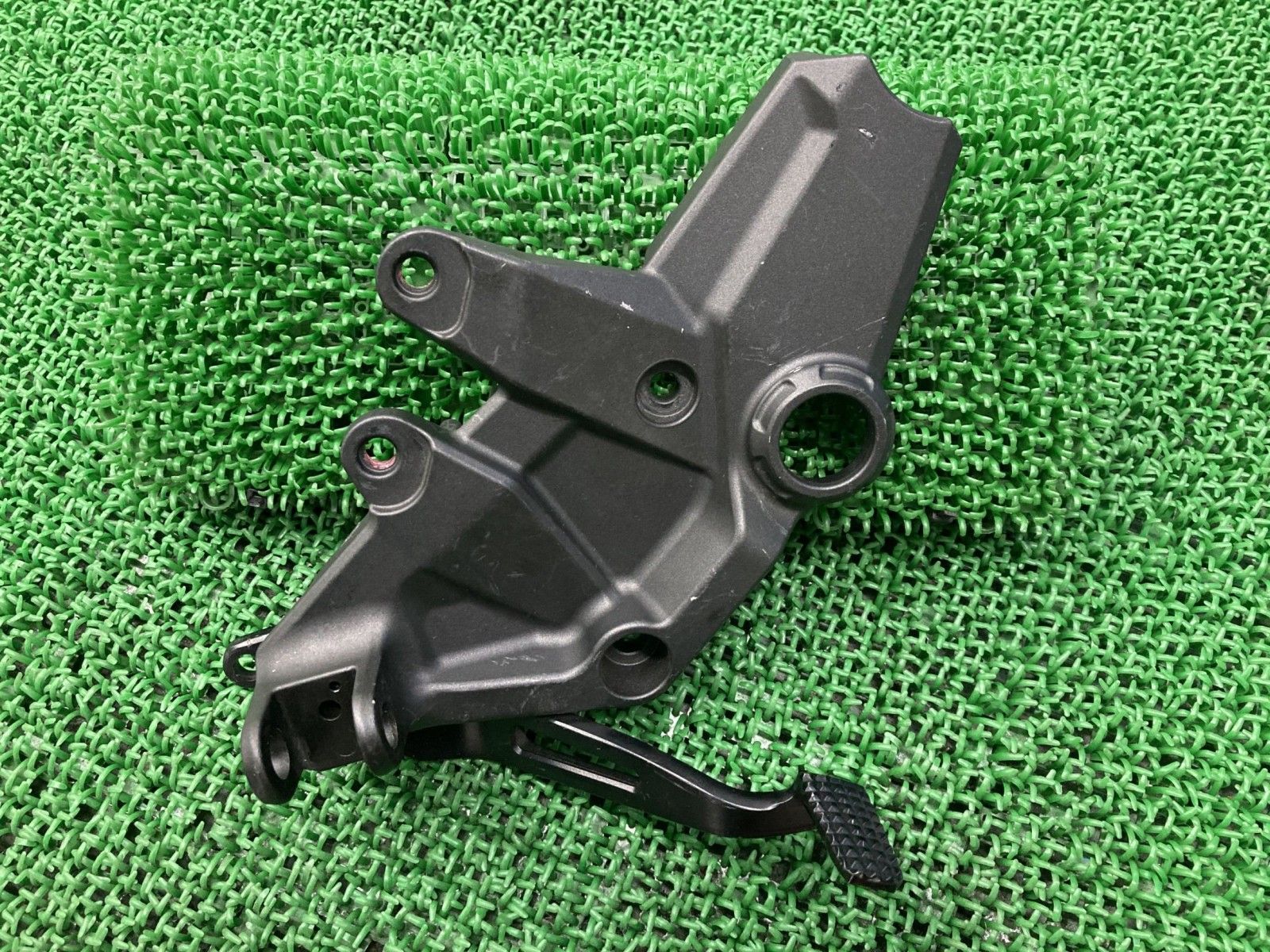 ZH2 ステップホルダー 右 1496 カワサキ 純正 中古 ZRT00K ZRT00R メイン 品薄 Hk