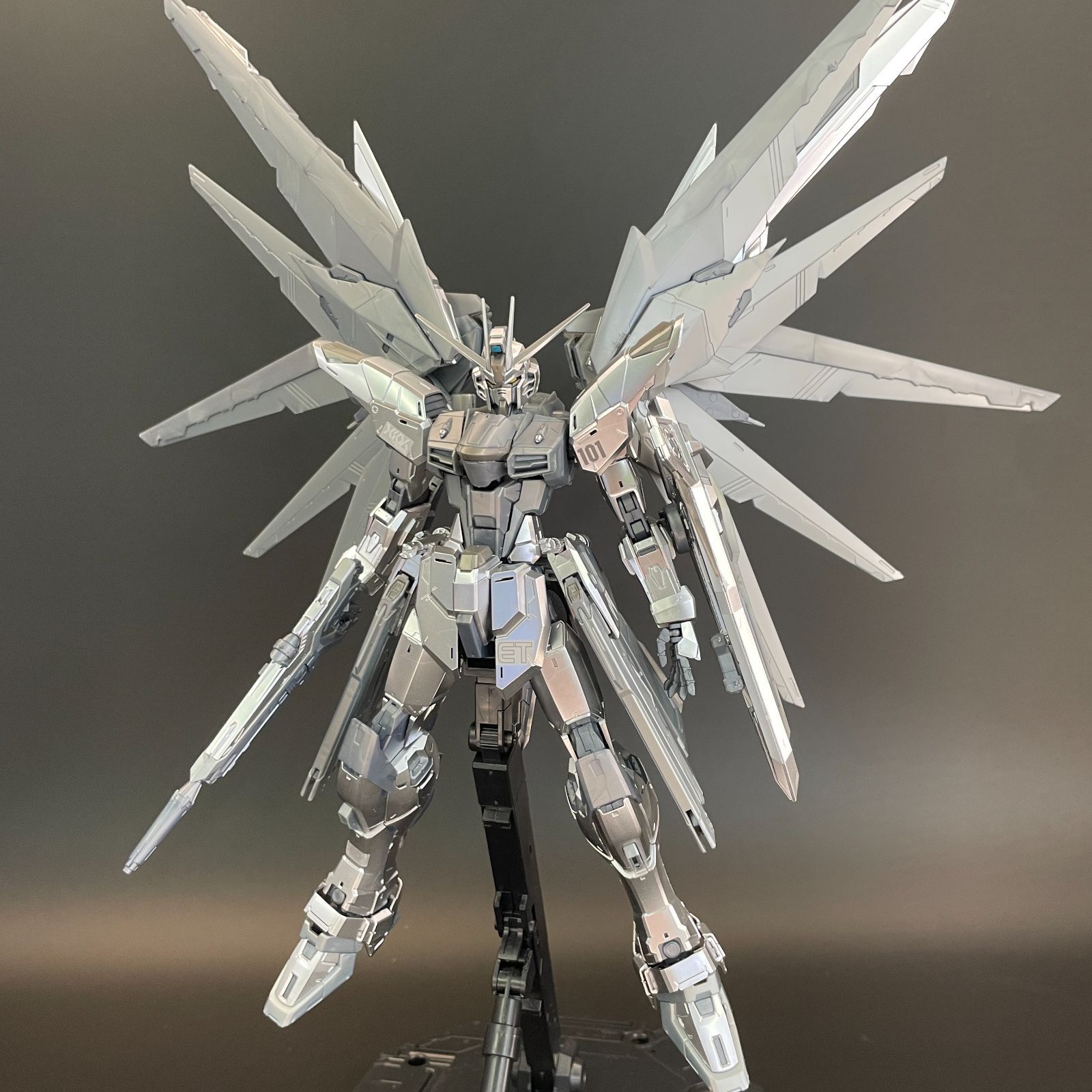 ガンプラ【中古品/メッキ状態良好】 MG 1/100 ガンダムベース限定 フリーダムガンダム Ver.2.0[シルバーコーティング]※アクション台座おまけ付き 完成品 組立済みMG HG ガンダム Gunpla 2762