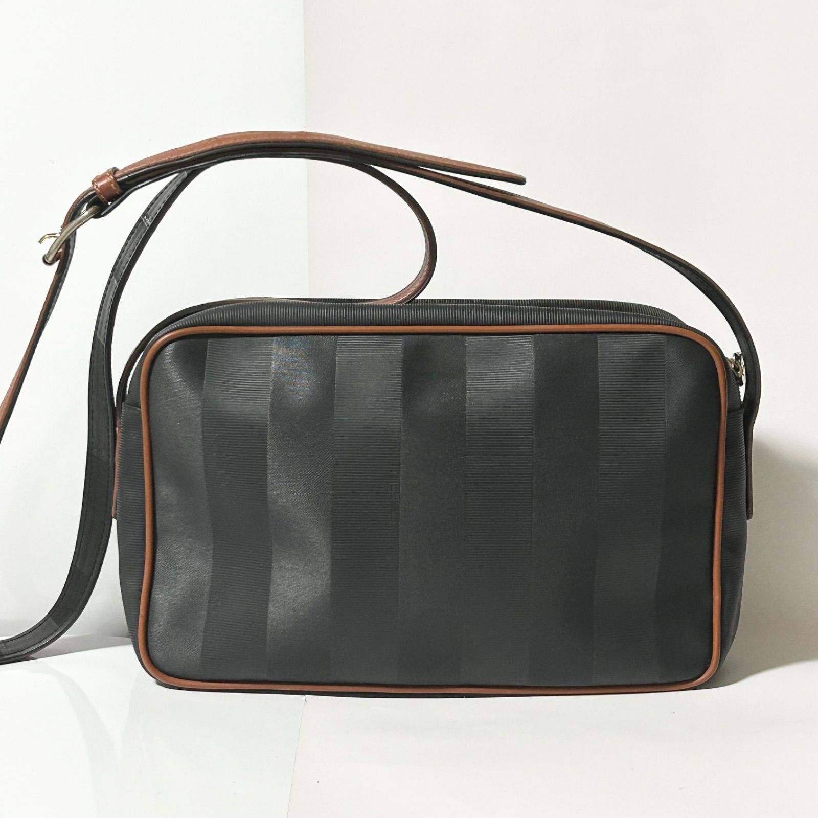 美品 フェンディ ボディバッグ ペカン柄 PVCレザークロスボディ ユニセックス FENDI フェンディ ペカン PVC レザー ショルダーバッグ クロスボディ
