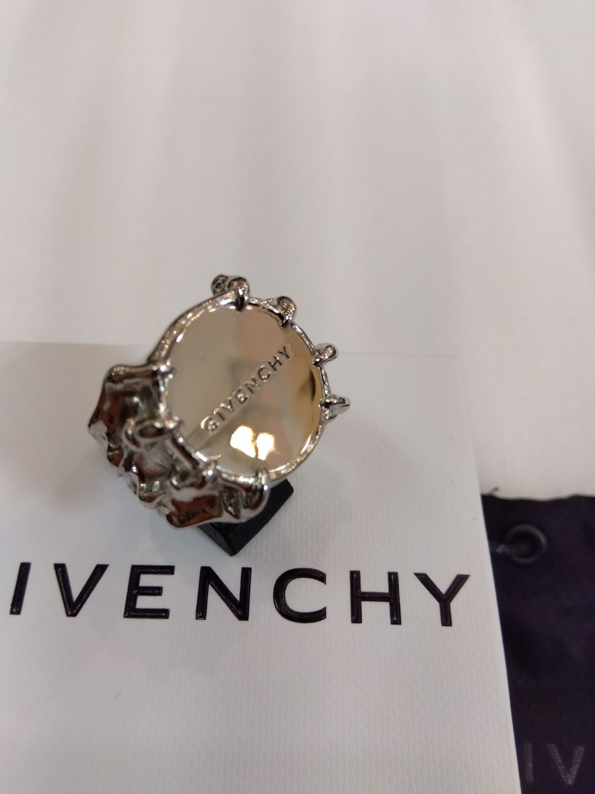 M17 Givenchy ジバンシィ リング 指輪 メンズ 男性 ユニセックス 男女兼用 シルバー 大きいサイズ スカル ロゴプレート M17 Givenchy ジバンシィ リング 指輪 メンズ 男性 ユニセックス 男女兼用 シルバー 大きいサイズ スカル ロゴプレート
