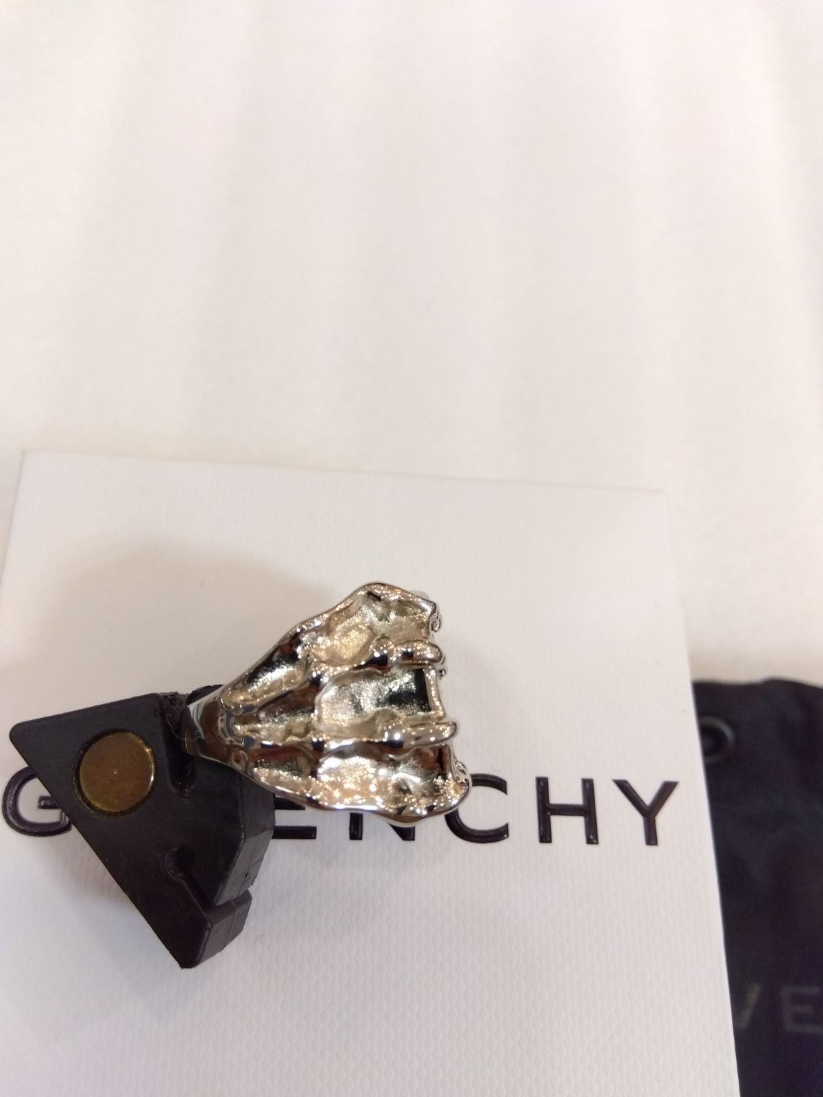M17 Givenchy ジバンシィ リング 指輪 メンズ 男性 ユニセックス 男女兼用 シルバー 大きいサイズ スカル ロゴプレート M17 Givenchy ジバンシィ リング 指輪 メンズ 男性 ユニセックス 男女兼用 シルバー 大きいサイズ スカル ロゴプレート