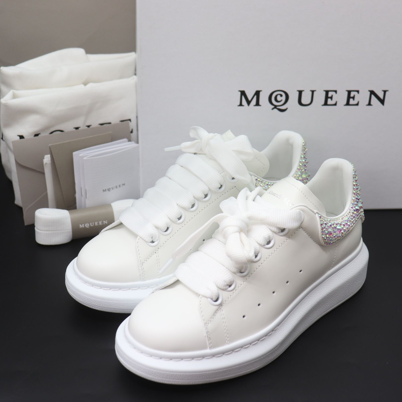 ITYSIRVMBN5S 新品未使用 Alexander McQueen アレキサンダーマックイーン オーバーサイズド スニーカー クリスタル ラインストーン ホワイト サイズ35