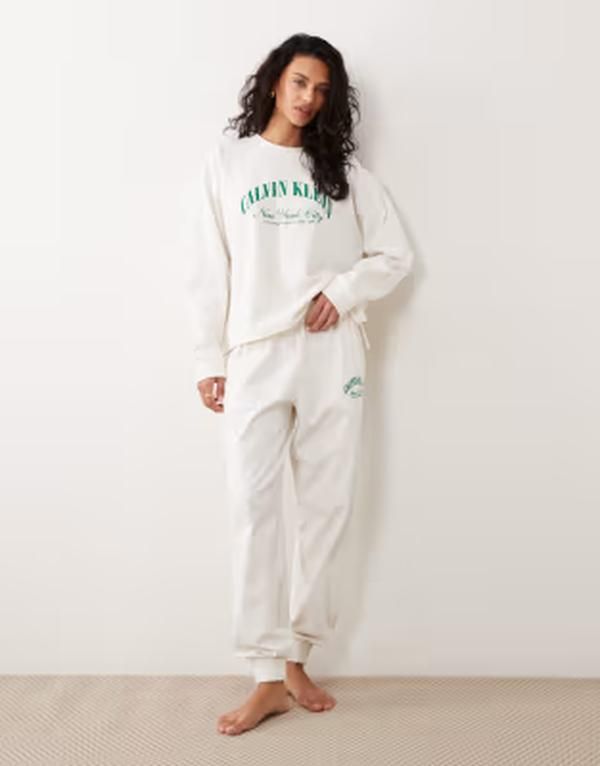 カルバンクライン レディース ボトムス カジュアルパンツ スウェットパンツ ジャージー ロゴ Calvin Klein jersey logo sweatpants in cream part of