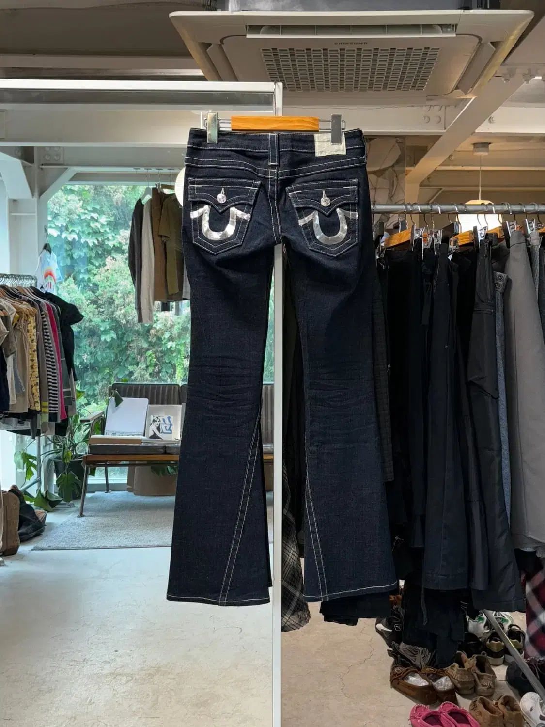 トゥルーレリジョン スパンコール ローライズ フレア ジーンズ