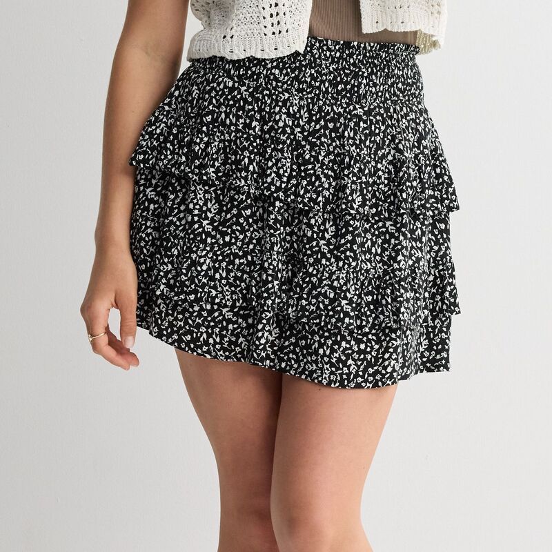 エスオー レディース ボトムスカート ティアード ミニ シャーリング Juniors SO Tiered Smocked Waist Mini Skort Black White Floral ホワイ