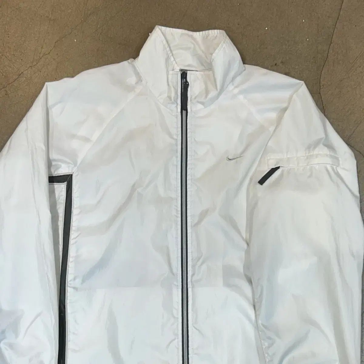 M NIKE ソロスウッシュ ウィンドブレーカー