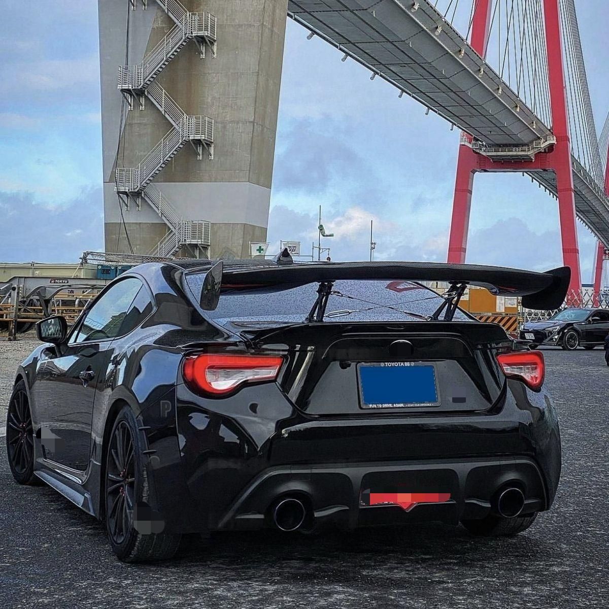 【送料無料】トヨタ Toyota GT86 スバル Subaru BRZ 対応 GTリアウイング リアスポイラー ABS製 ピアノブラック カーボン調 空力サポート 保護 スポーティー スタイリッシュ 高級感 上質感 ドレスアップ 外装アクセサリー 簡単装着