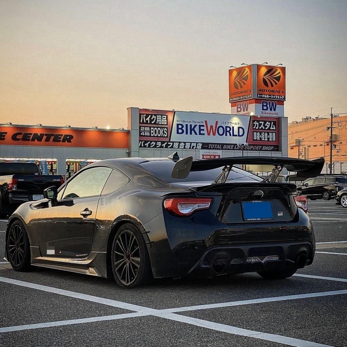 【送料無料】トヨタ Toyota GT86 スバル Subaru BRZ 対応 GTリアウイング リアスポイラー ABS製 ピアノブラック カーボン調 空力サポート 保護 スポーティー スタイリッシュ 高級感 上質感 ドレスアップ 外装アクセサリー 簡単装着
