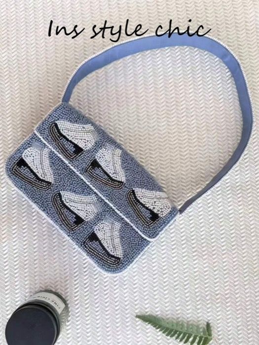 バッグ レディース ショルダーバッグ メッセンジャーバッグ この新しいニッチ高級ビーズ刺繍ハンドバッグは、ユニークなデザインで、頑丈で耐久性があり、肩掛けや手提げができ、通勤やイブニングアクティビティに適しています。洗練されたビーズ刺繍で飾られたバッグは
