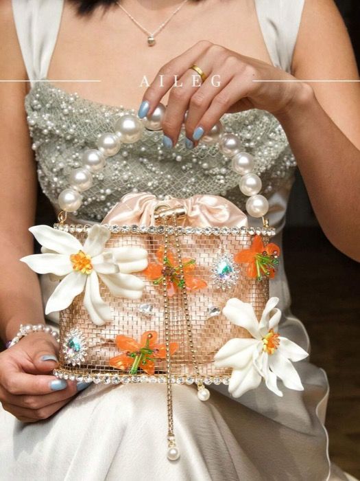 バッグ レディース パーティーバッグ 豪華な女性用 立体的な黄色のユリの花飾り ディナーバッグ、上品なパールの装飾 巾着式手提げバッグ、成形バッグ、ディナーやパーティーに最適、デイリーウェア、フォーマルウェア、ボールドレス、誕生日ドレスにも合わせられます