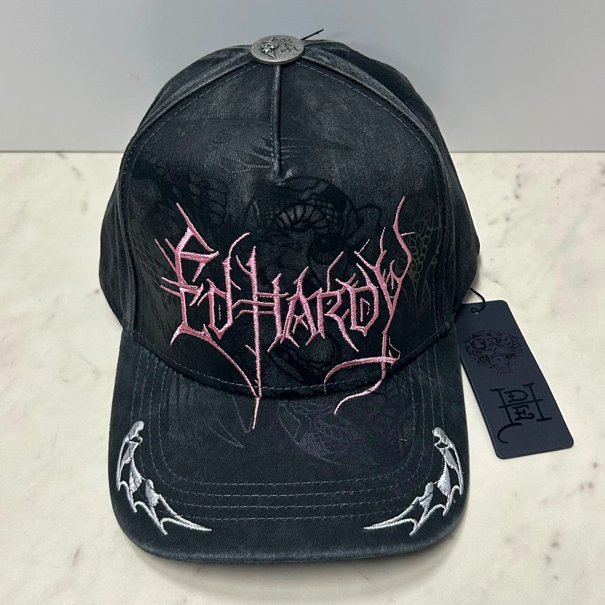 USA仕様 Ed Hardy エドハーディ Cyber Logo Satin 刺繍 メッシュ トラッカーキャップ ウォッシュグレー (EDC12)