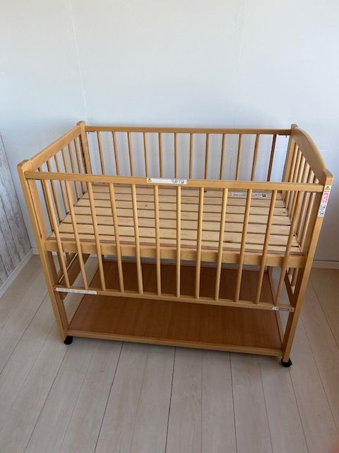 エリア限定　クリーニング済み　メンテ済み　マット　安全パット付　説明書付　グランデ 澤田工業 標準サイズベビーベッド小物置き板付
