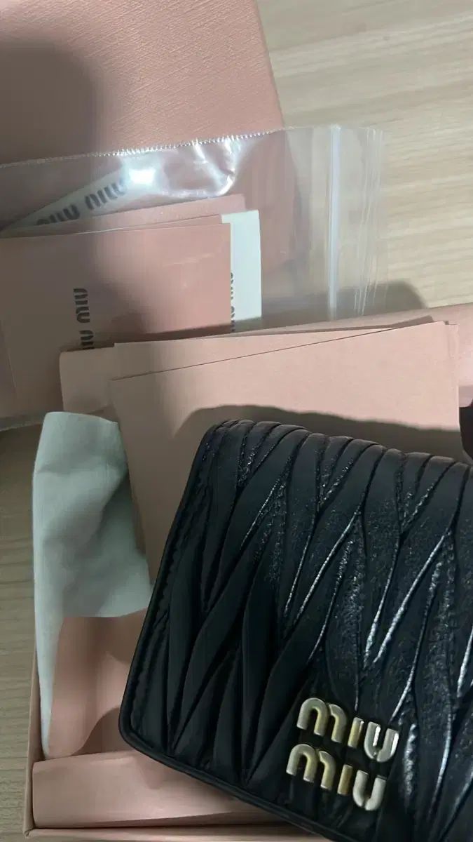 ミュウミュウ 二つ折り財布