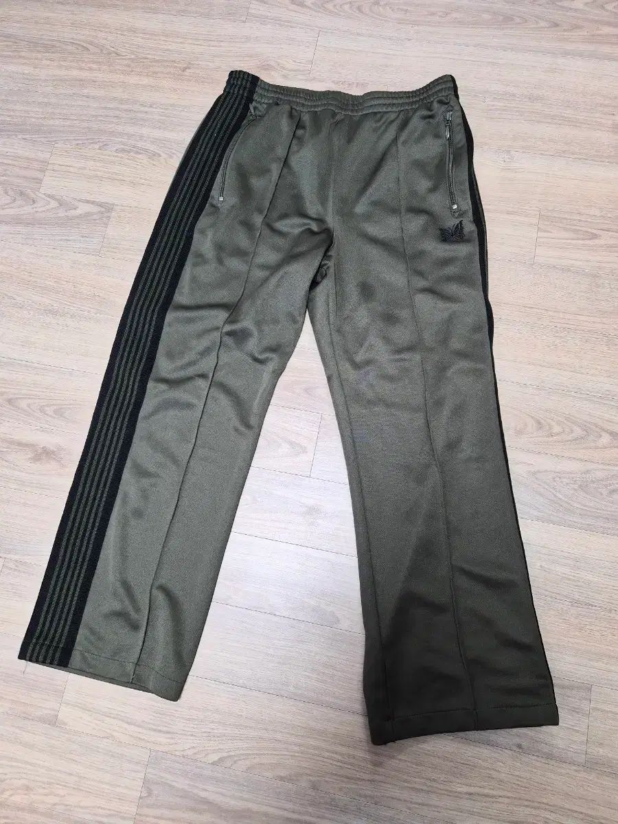 ネペンテス トラックパンツ カーキ ニードルズ m 7,646円