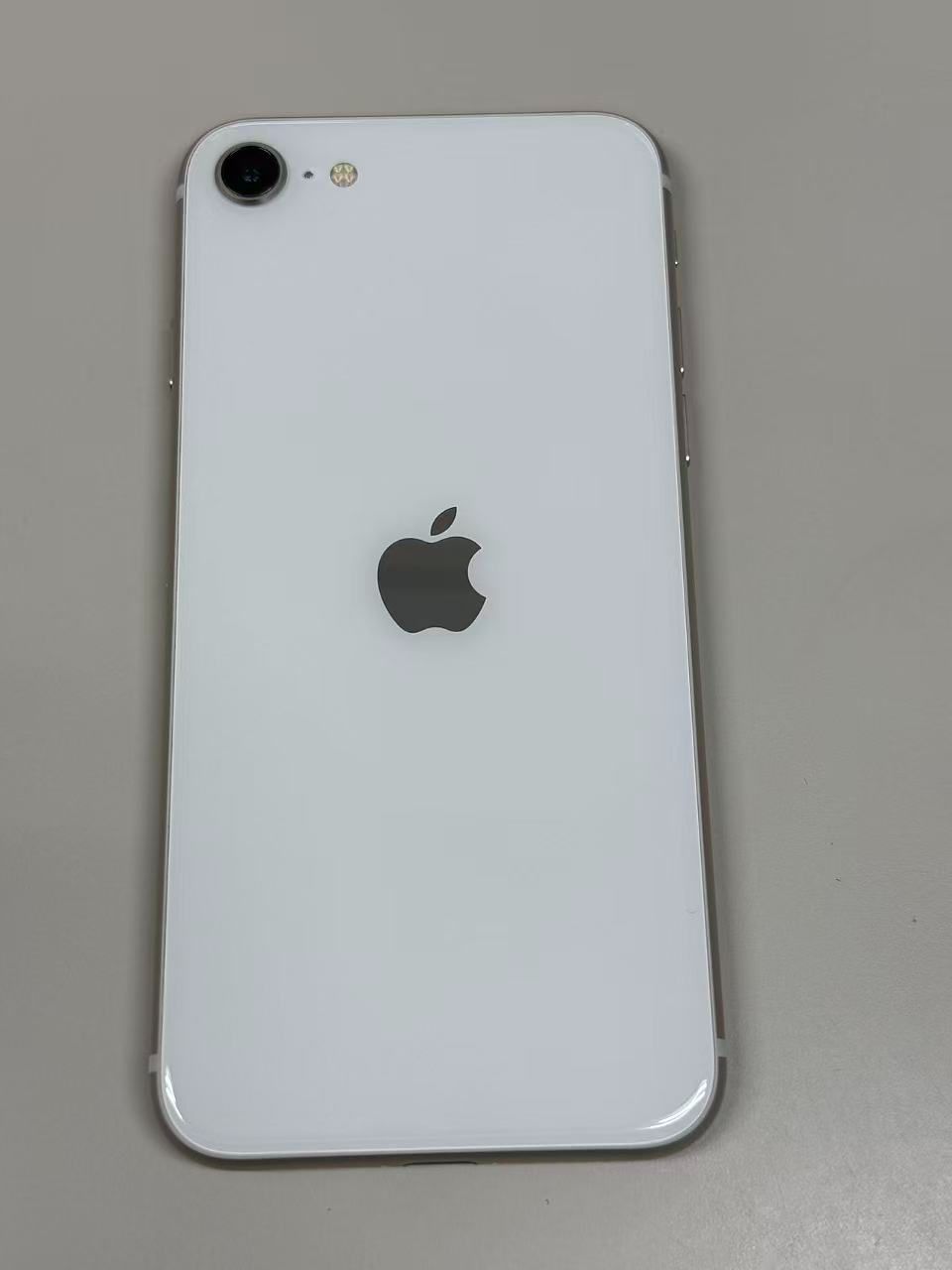 電池100% SIMフリー iPhone SE(第３世代) 64GB スターライト