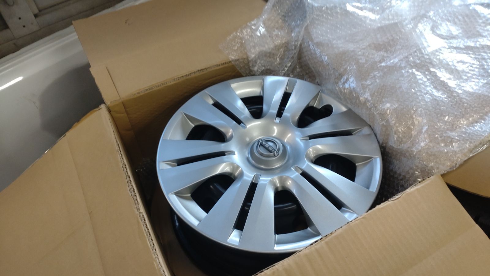 NV350キャラバン スチールホイール キャップ付