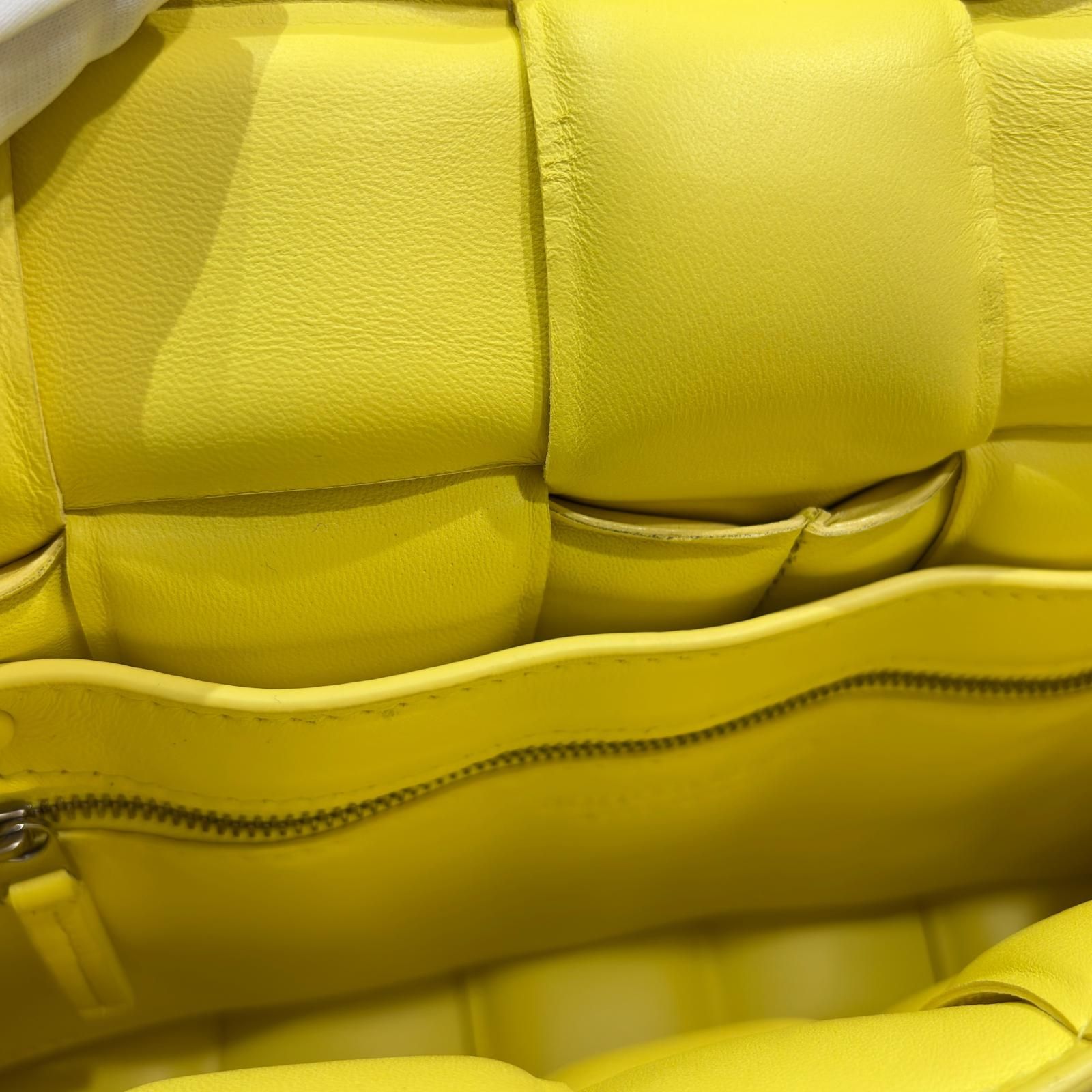 BOTTEGAVENETA ボッテガヴェネタ マキシイントレチャート カセット スモール メッセンジャーバッグ ショルダーバッグ カーフ イエロー レディース【中古】【473】 BOTTEGAVENETA ボッテガヴェネタ マキシイントレチャート カセット スモール メッセンジャーバッグ ショルダーバッグ カーフ イエロー レディース【中古】【473】
