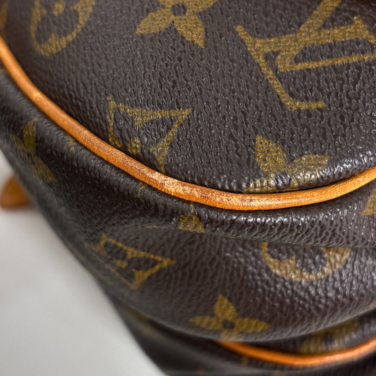【在庫一掃】 ルイ・ヴィトン Louis Vuitton ソミュール30 斜め掛け ショルダーバッグ モノグラム ブラウン M42256 レディース 【中古】 【在庫一掃】 ルイ・ヴィトン Louis Vuitton ソミュール30 斜め掛け ショルダーバッグ モノグラム ブラウン M42256 レディース 【中古】