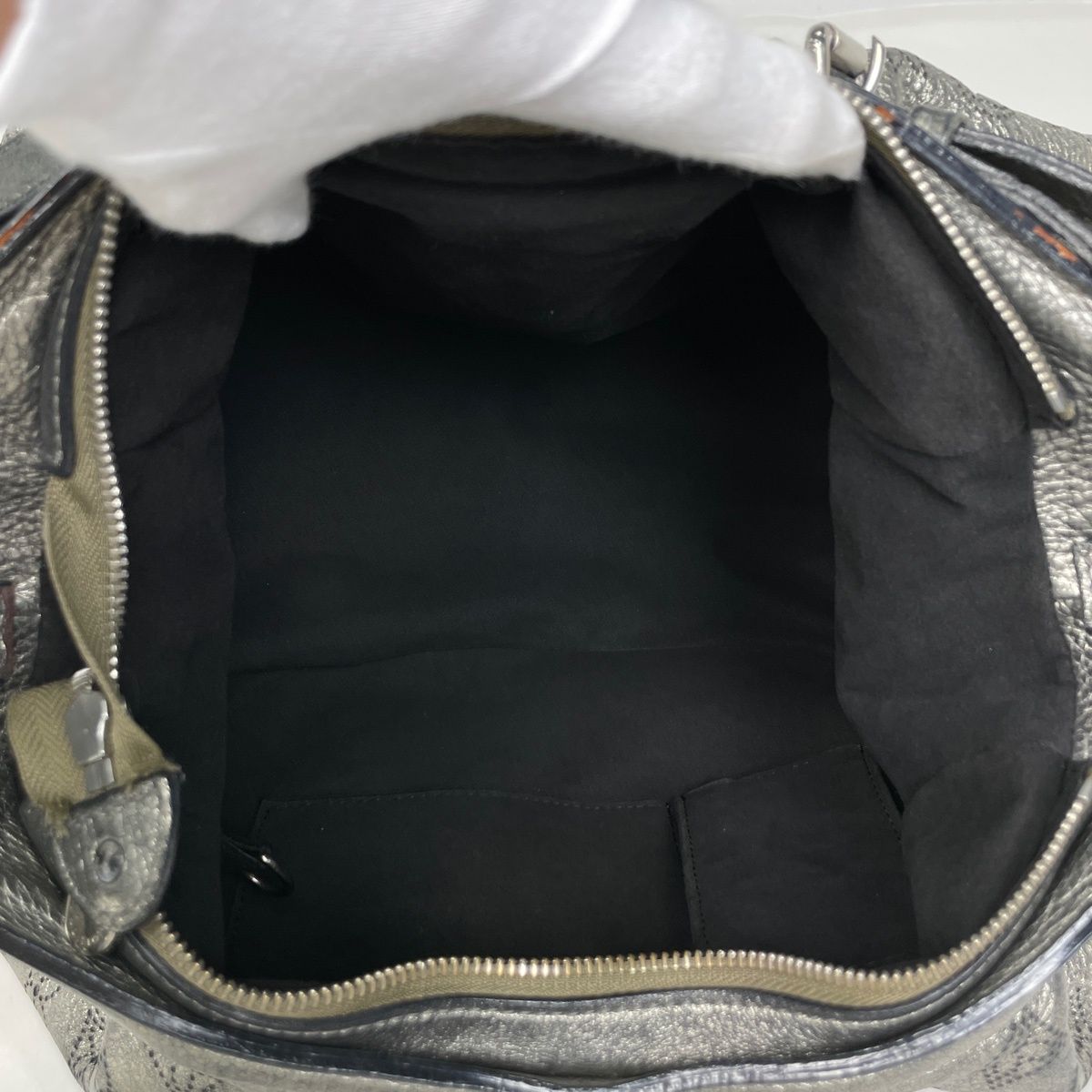 ルイ・ヴィトン Louis Vuitton ソーラーPM ショルダーバッグ モノグラムマヒナ シルバー M93124 レディース 【中古】 ルイ・ヴィトン Louis Vuitton ソーラーPM ショルダーバッグ モノグラムマヒナ シルバー M93124 レディース 【中古】