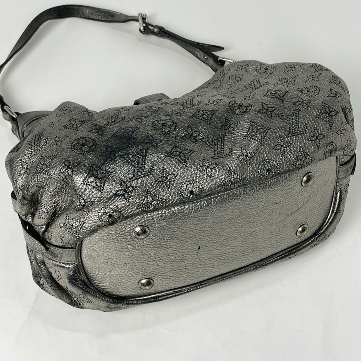 ルイ・ヴィトン Louis Vuitton ソーラーPM ショルダーバッグ モノグラムマヒナ シルバー M93124 レディース 【中古】 ルイ・ヴィトン Louis Vuitton ソーラーPM ショルダーバッグ モノグラムマヒナ シルバー M93124 レディース 【中古】
