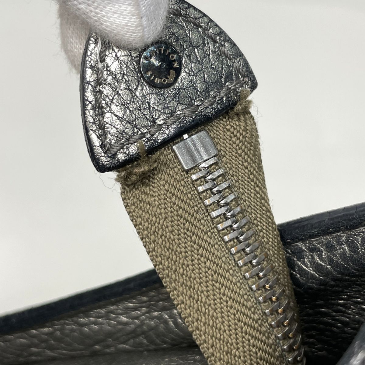 ルイ・ヴィトン Louis Vuitton ソーラーPM ショルダーバッグ モノグラムマヒナ シルバー M93124 レディース 【中古】 ルイ・ヴィトン Louis Vuitton ソーラーPM ショルダーバッグ モノグラムマヒナ シルバー M93124 レディース 【中古】