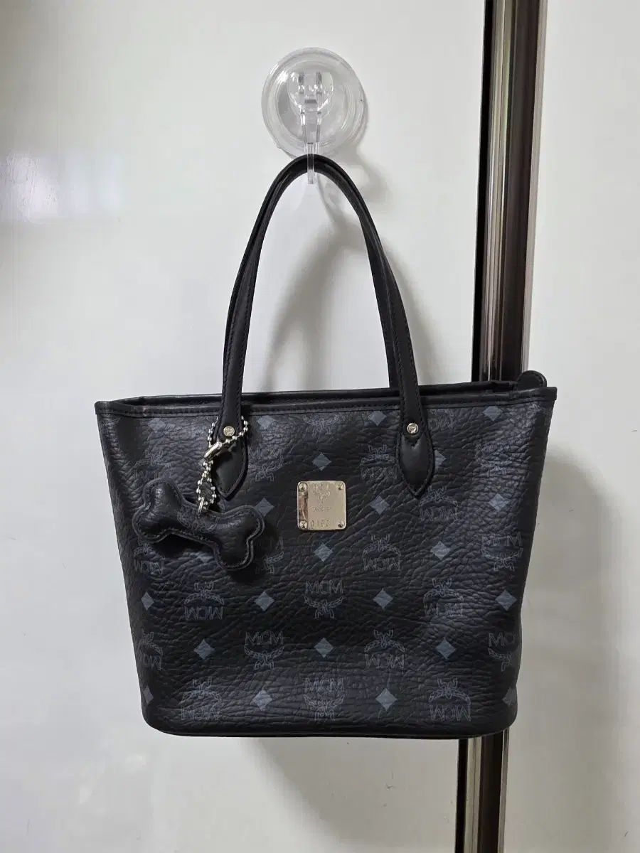 MCM ヴィセトス トートバッグ ブラック 骨 チャーム 装飾